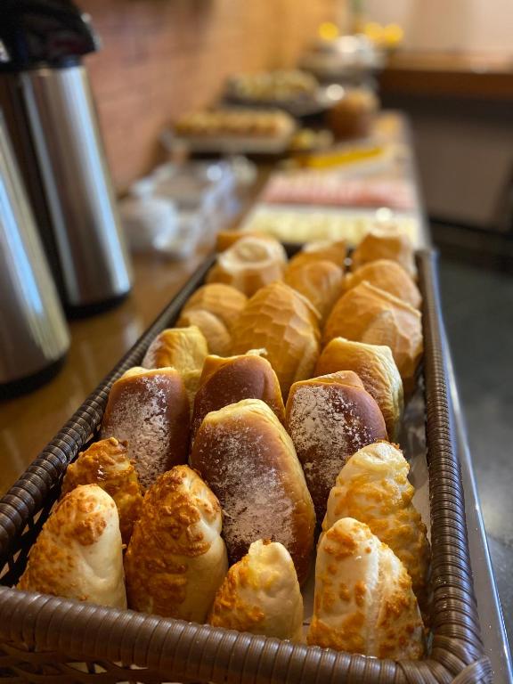 Pães servidos no café da manhã